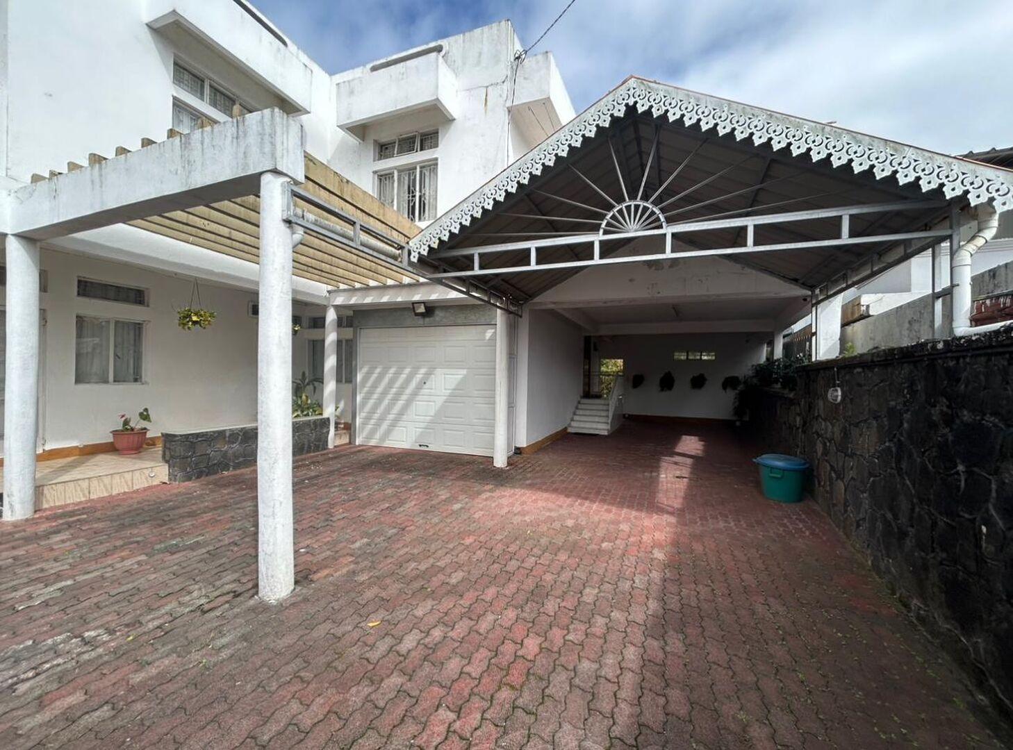 Maison à vendre à Curepipe, 560m² habitables, sur un terrain de 225 toises, 7 chambres, bureau, vue et acces rivière, salle de gym, rénovée, proche écoles et arrêt de bus.