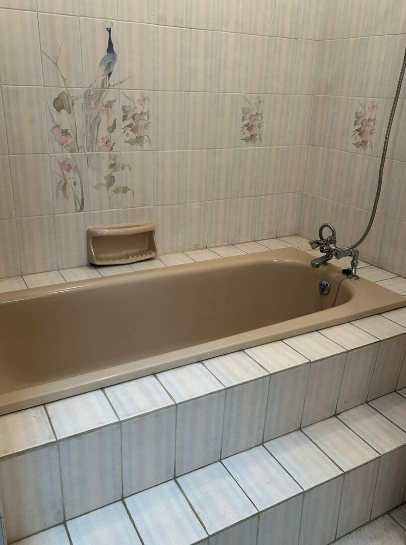 Maison à vendre à Curepipe, 560m² habitables, sur un terrain de 225 toises, 7 chambres, bureau, vue et acces rivière, salle de gym, rénovée, proche écoles et arrêt de bus.