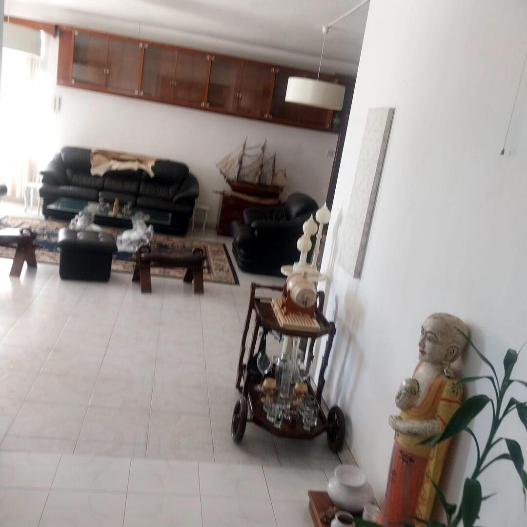 Maison à vendre à Curepipe, 560m² habitables, sur un terrain de 225 toises, 7 chambres, bureau, vue et acces rivière, salle de gym, rénovée, proche écoles et arrêt de bus.