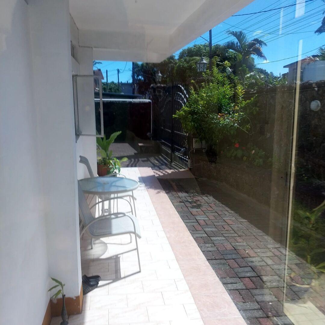 Maison à vendre à Curepipe, 560m² habitables, sur un terrain de 225 toises, 7 chambres, bureau, vue et acces rivière, salle de gym, rénovée, proche écoles et arrêt de bus.