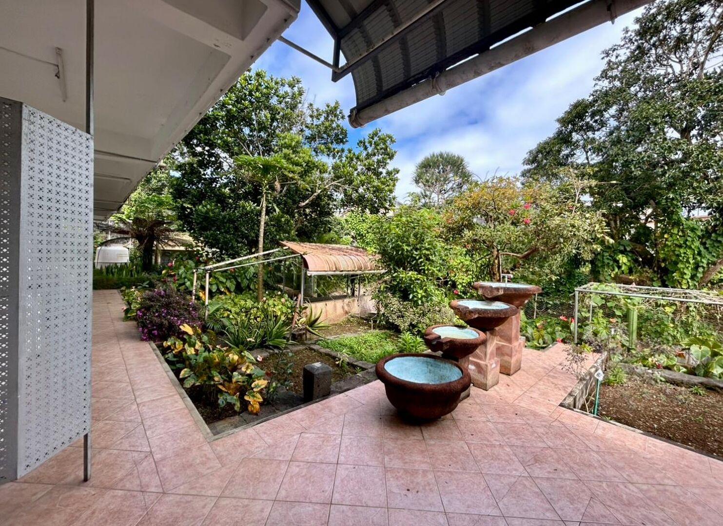 Maison à vendre à Curepipe, 560m² habitables, sur un terrain de 225 toises, 7 chambres, bureau, vue et acces rivière, salle de gym, rénovée, proche écoles et arrêt de bus.