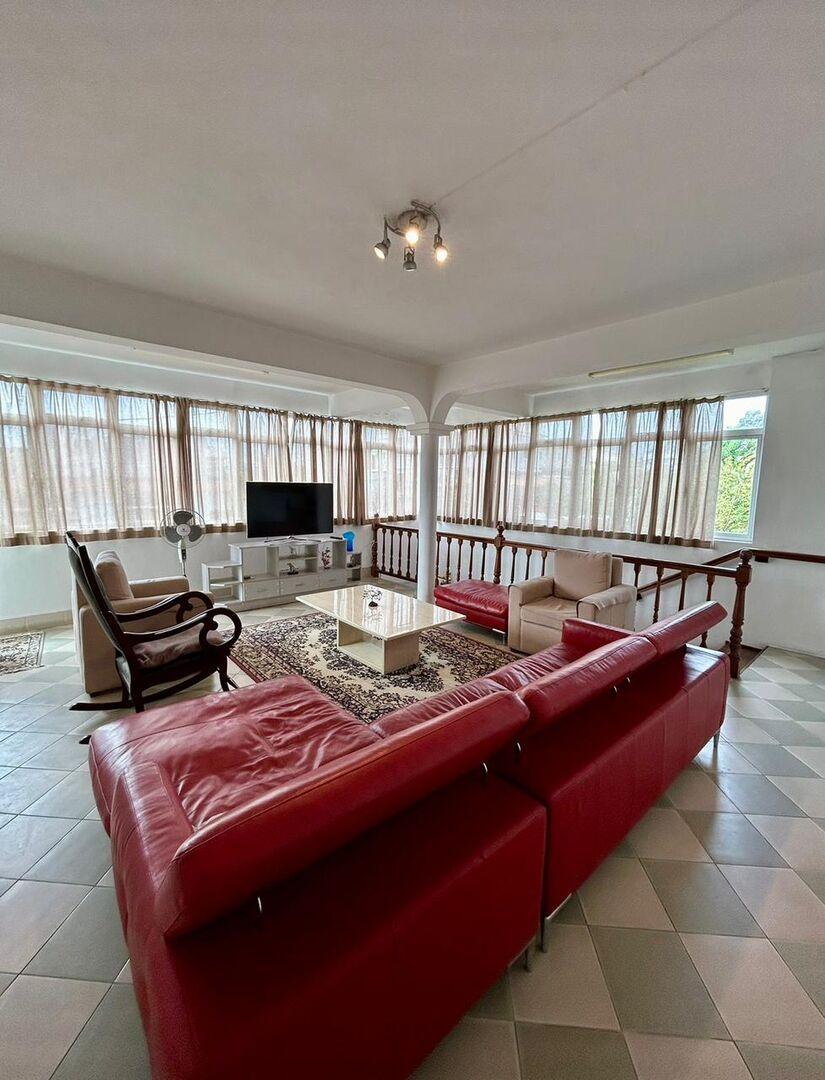 Maison à vendre à Curepipe, 560m² habitables, sur un terrain de 225 toises, 7 chambres, bureau, vue et acces rivière, salle de gym, rénovée, proche écoles et arrêt de bus.