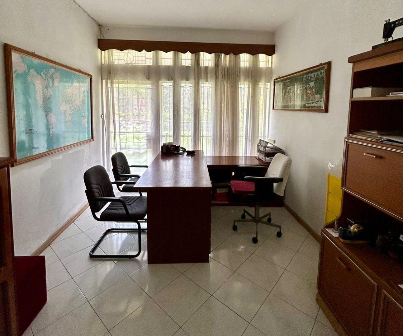 Maison à vendre à Curepipe, 560m² habitables, sur un terrain de 225 toises, 7 chambres, bureau, vue et acces rivière, salle de gym, rénovée, proche écoles et arrêt de bus.