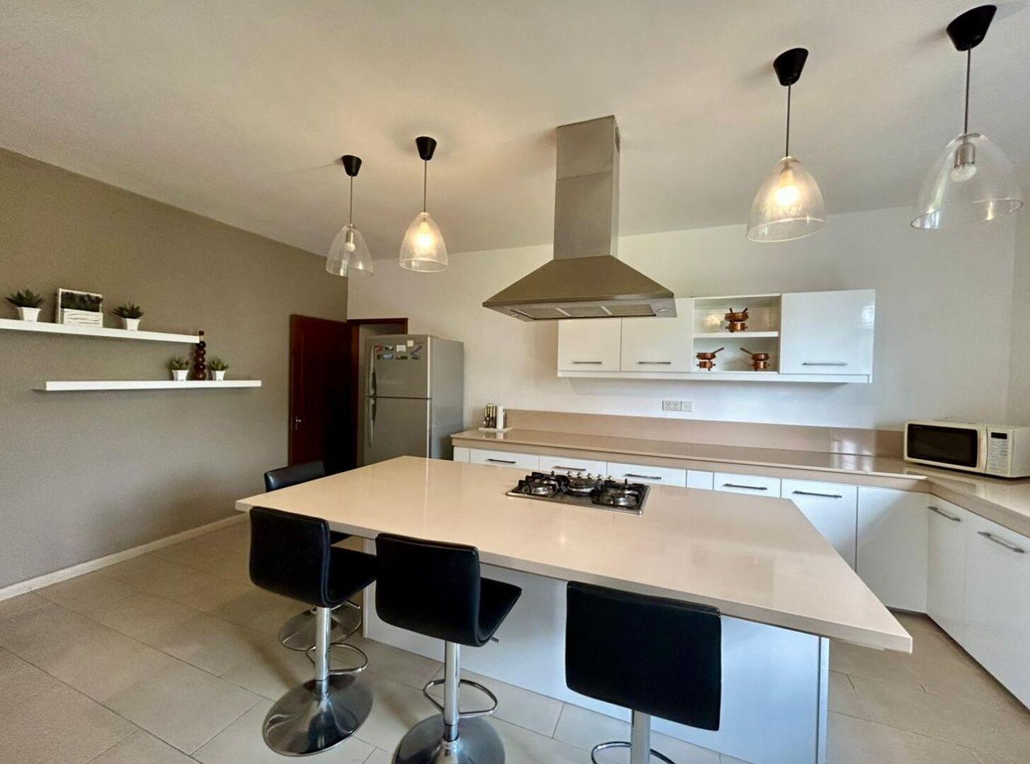 Maison à vendre à Curepipe, 560m² habitables, sur un terrain de 225 toises, 7 chambres, bureau, vue et acces rivière, salle de gym, rénovée, proche écoles et arrêt de bus.