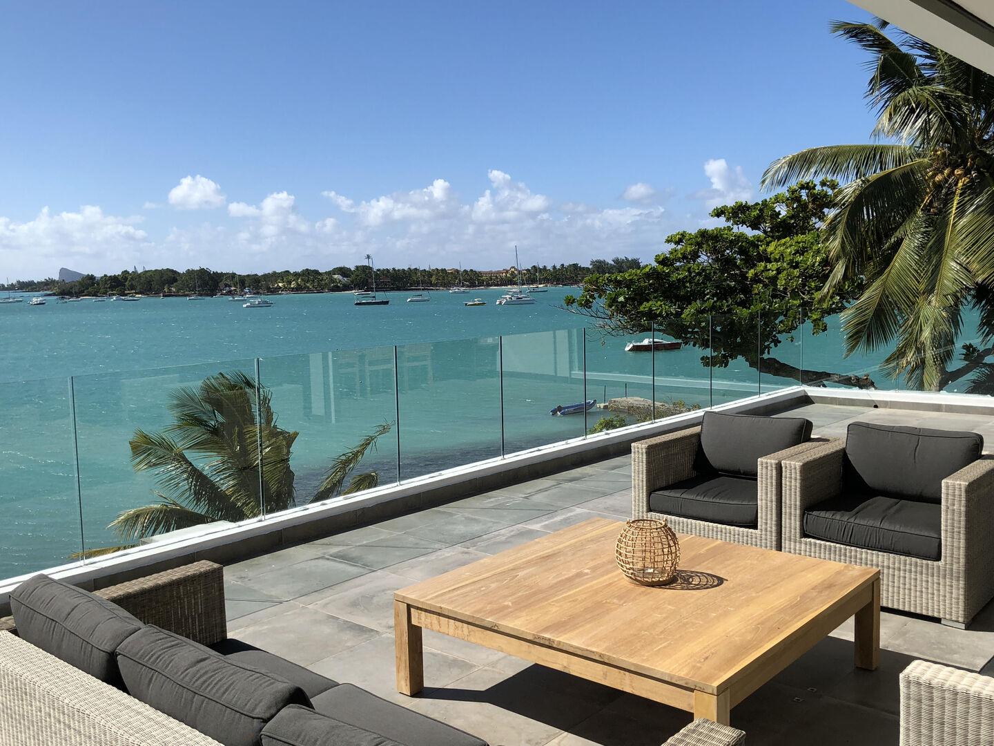 Penthouse pieds dans l'eau entièrement meublé et luxueux à vendre à Grand Baie