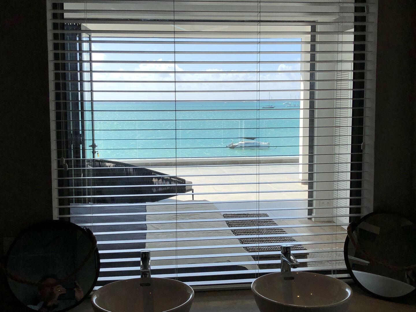 Penthouse pieds dans l'eau entièrement meublé et luxueux à vendre à Grand Baie