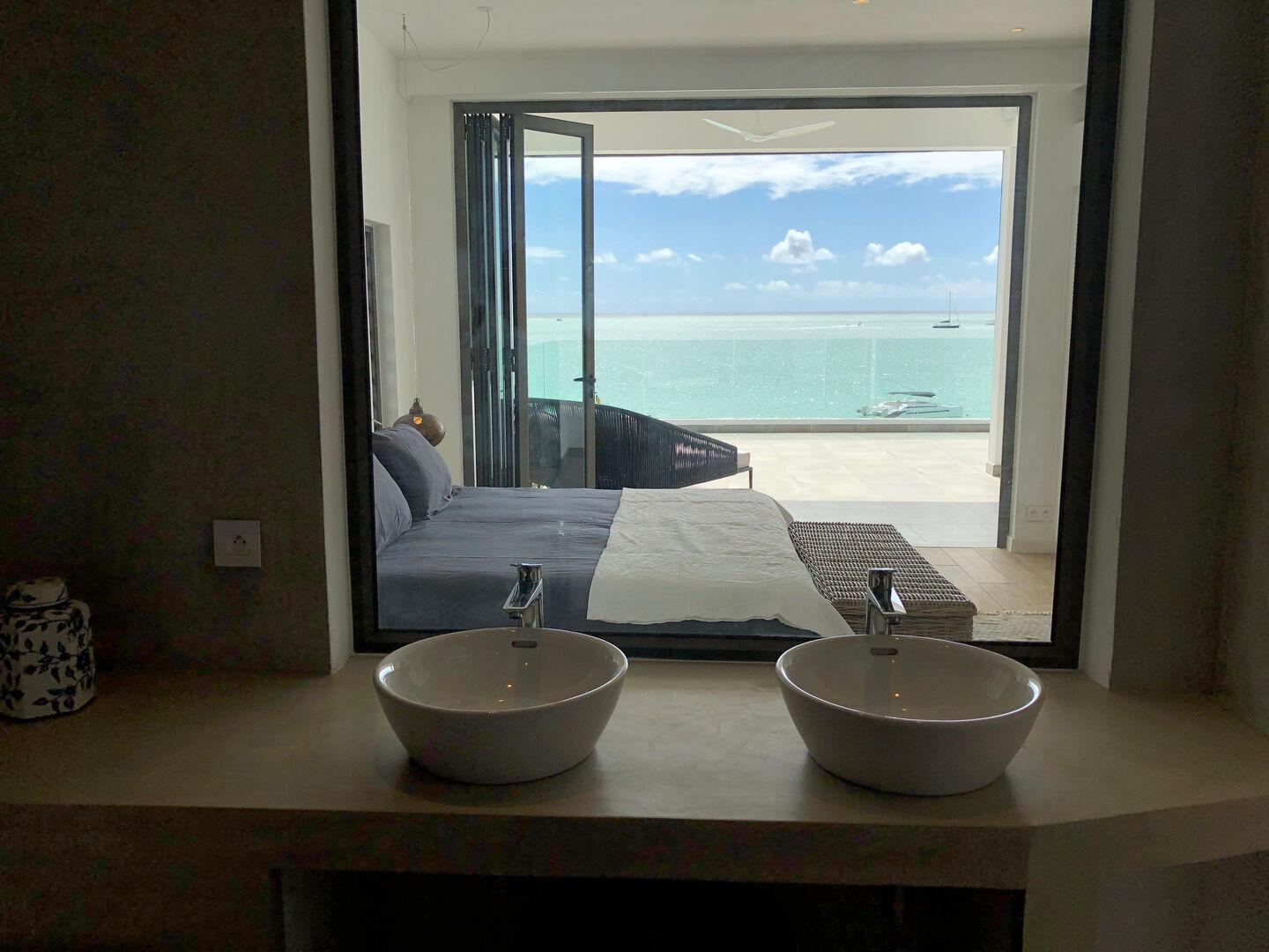 Penthouse pieds dans l'eau entièrement meublé et luxueux à vendre à Grand Baie