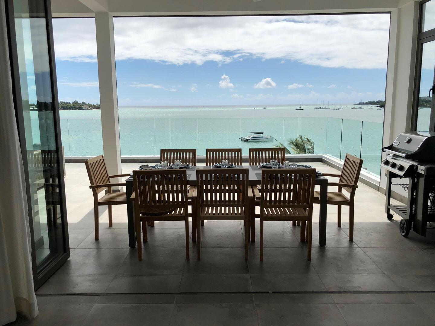Penthouse pieds dans l'eau entièrement meublé et luxueux à vendre à Grand Baie