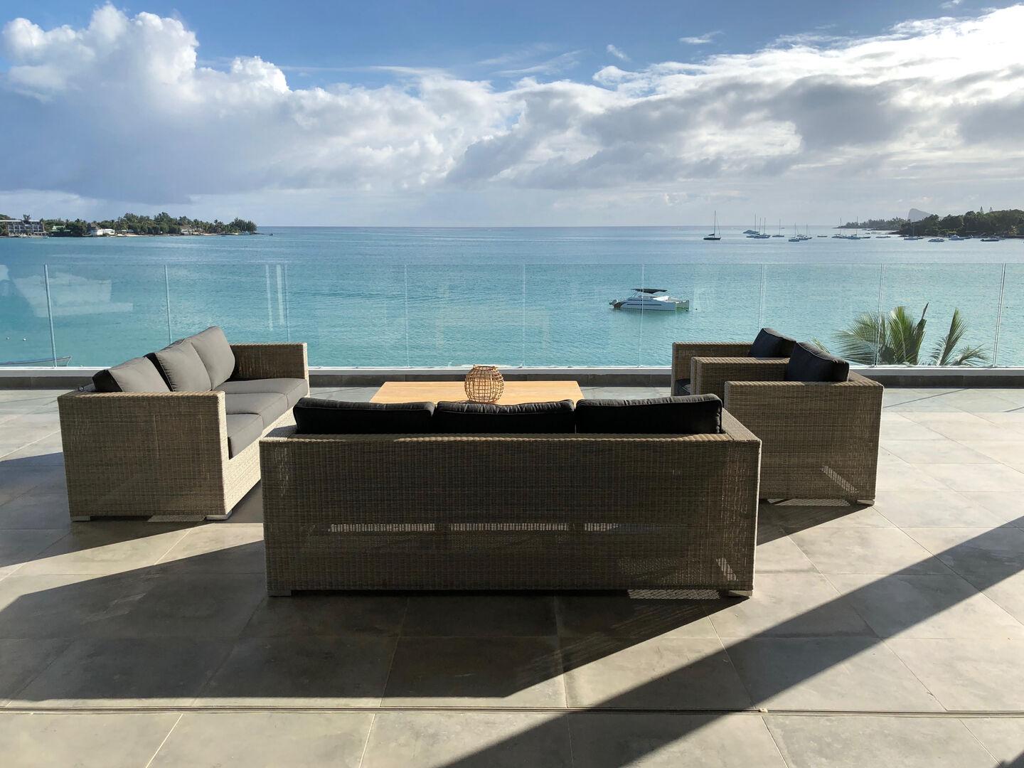 Penthouse pieds dans l'eau entièrement meublé et luxueux à vendre à Grand Baie