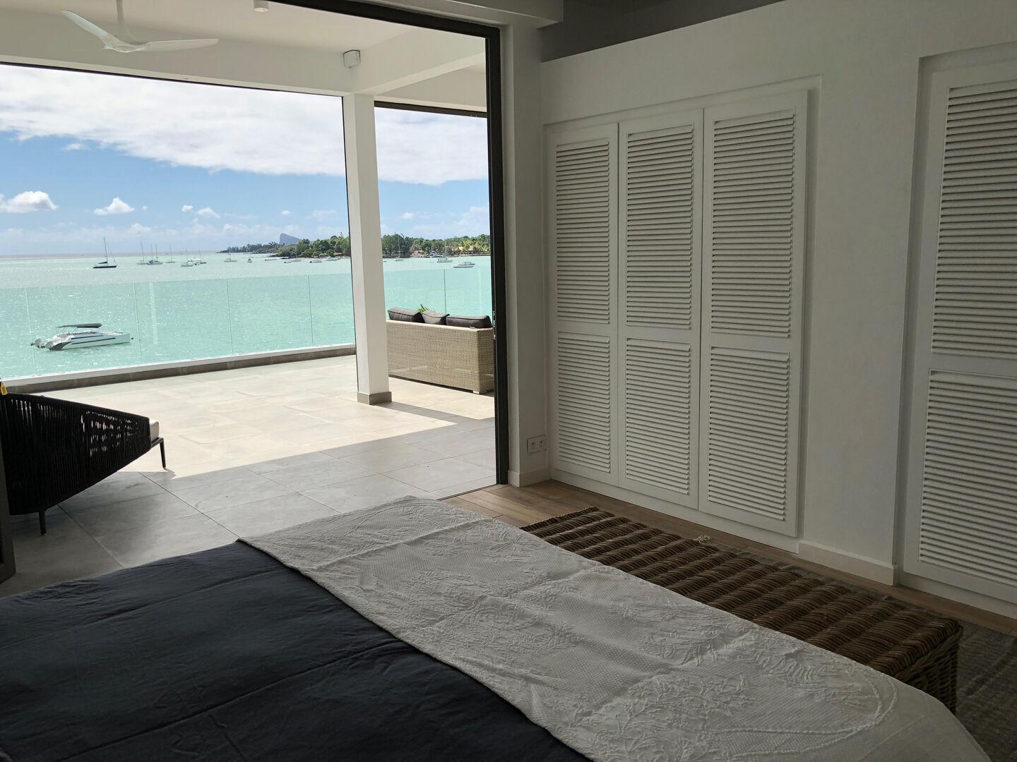 Penthouse pieds dans l'eau entièrement meublé et luxueux à vendre à Grand Baie
