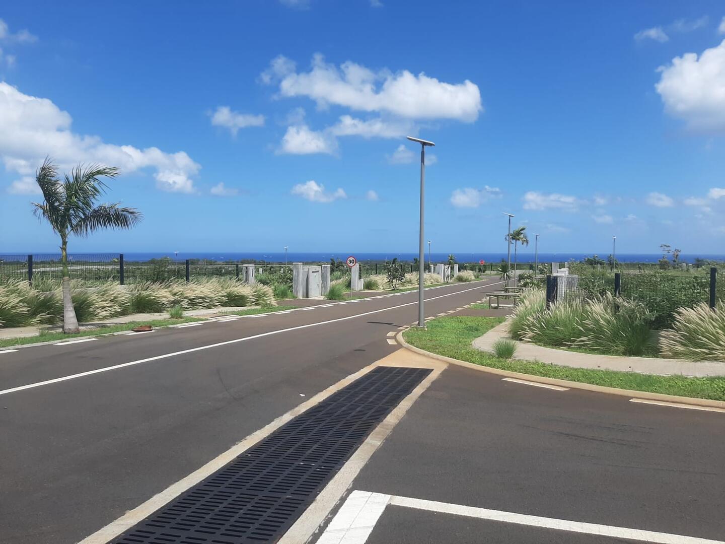 "Résidentiel de premier ordre dans une communauté fermée Terrain Magenta Parkside avec vue imprenable sur la mer et la montagne à Flic en Flac