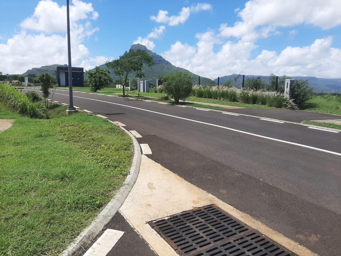 "Résidentiel de premier ordre dans une communauté fermée Terrain Magenta Parkside avec vue imprenable sur la mer et la montagne à Flic en Flac