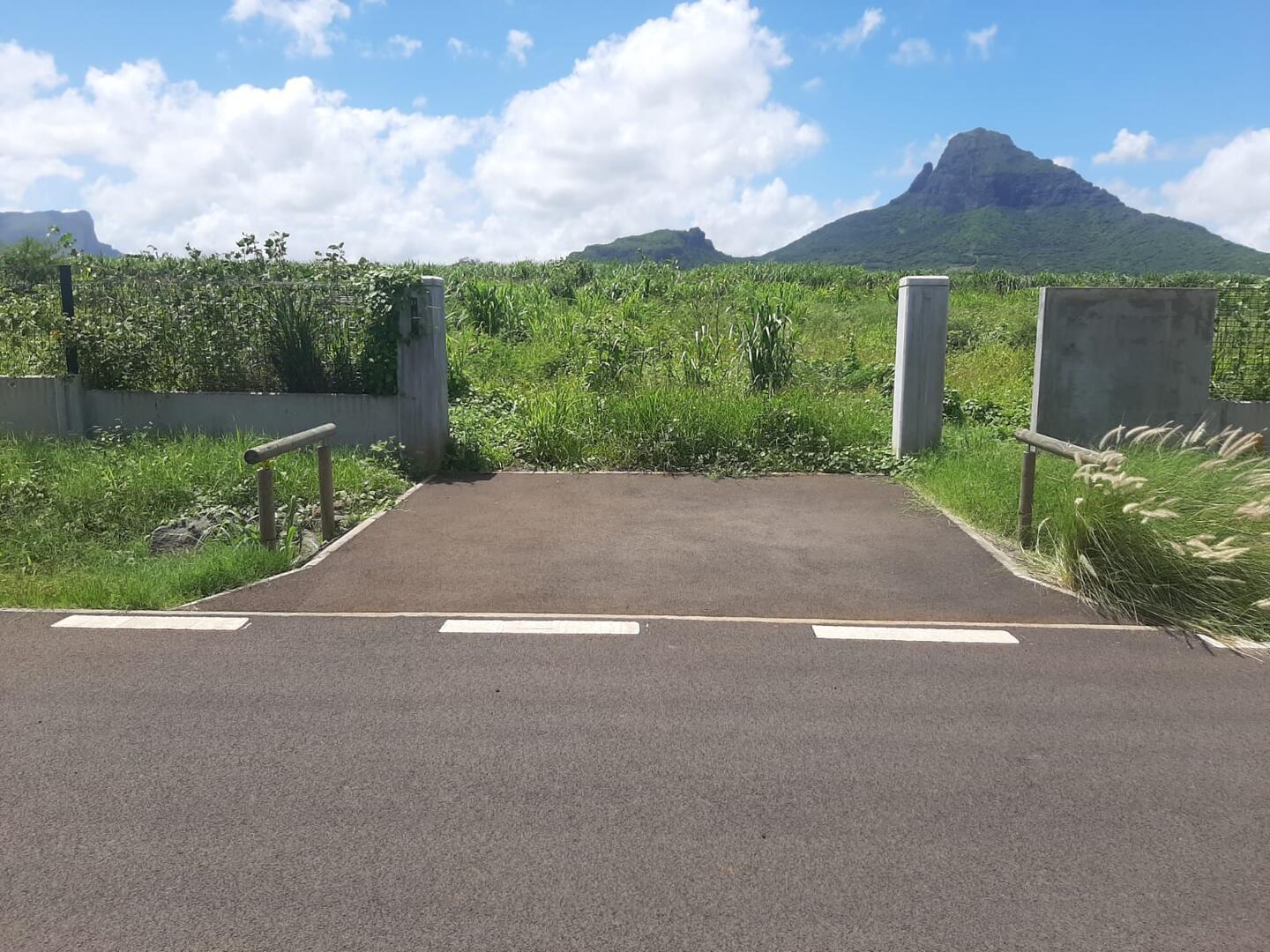 "Résidentiel de premier ordre dans une communauté fermée Terrain Magenta Parkside avec vue imprenable sur la mer et la montagne à Flic en Flac