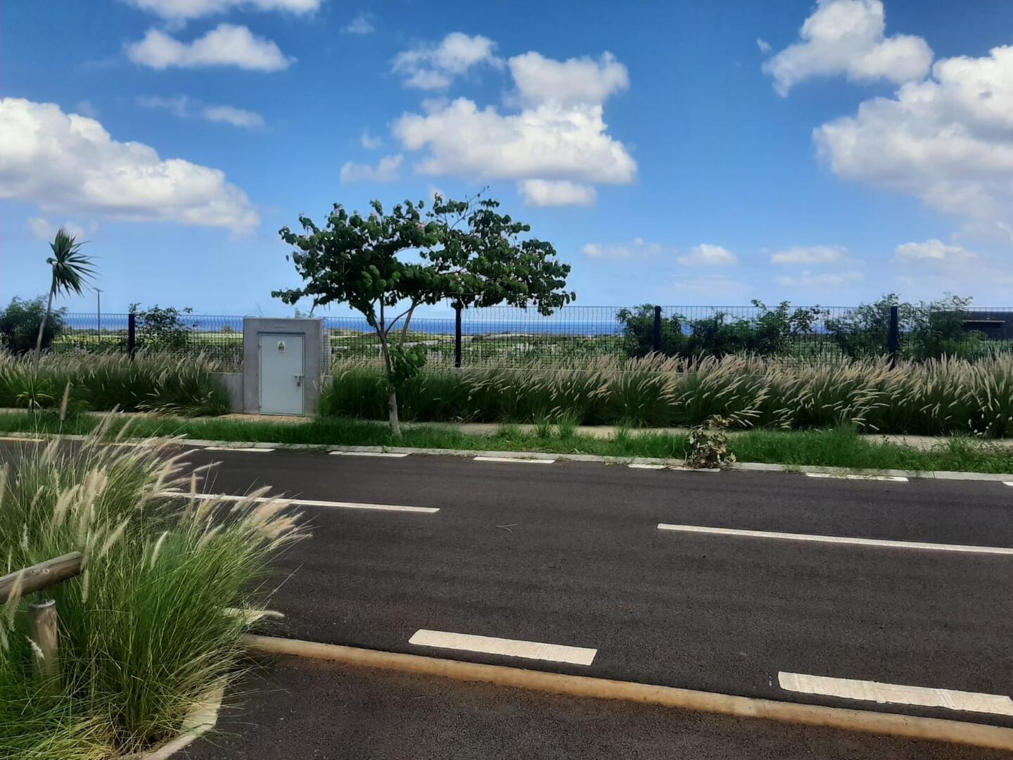 "Résidentiel de premier ordre dans une communauté fermée Terrain Magenta Parkside avec vue imprenable sur la mer et la montagne à Flic en Flac