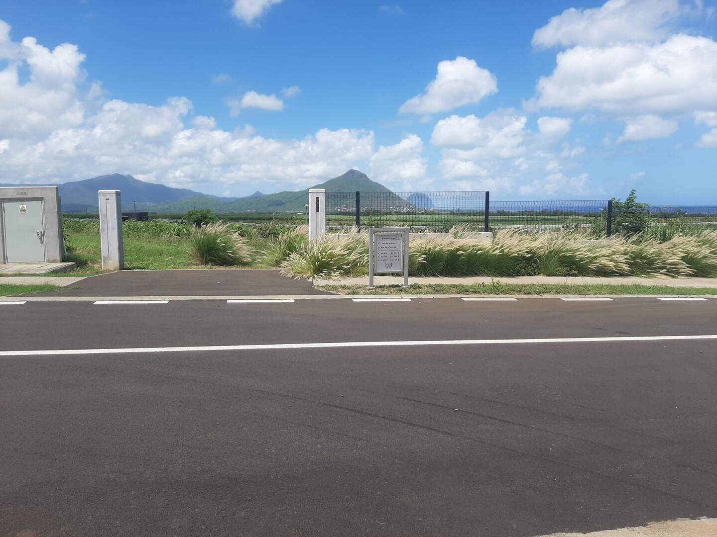 "Résidentiel de premier ordre dans une communauté fermée Terrain Magenta Parkside avec vue imprenable sur la mer et la montagne à Flic en Flac