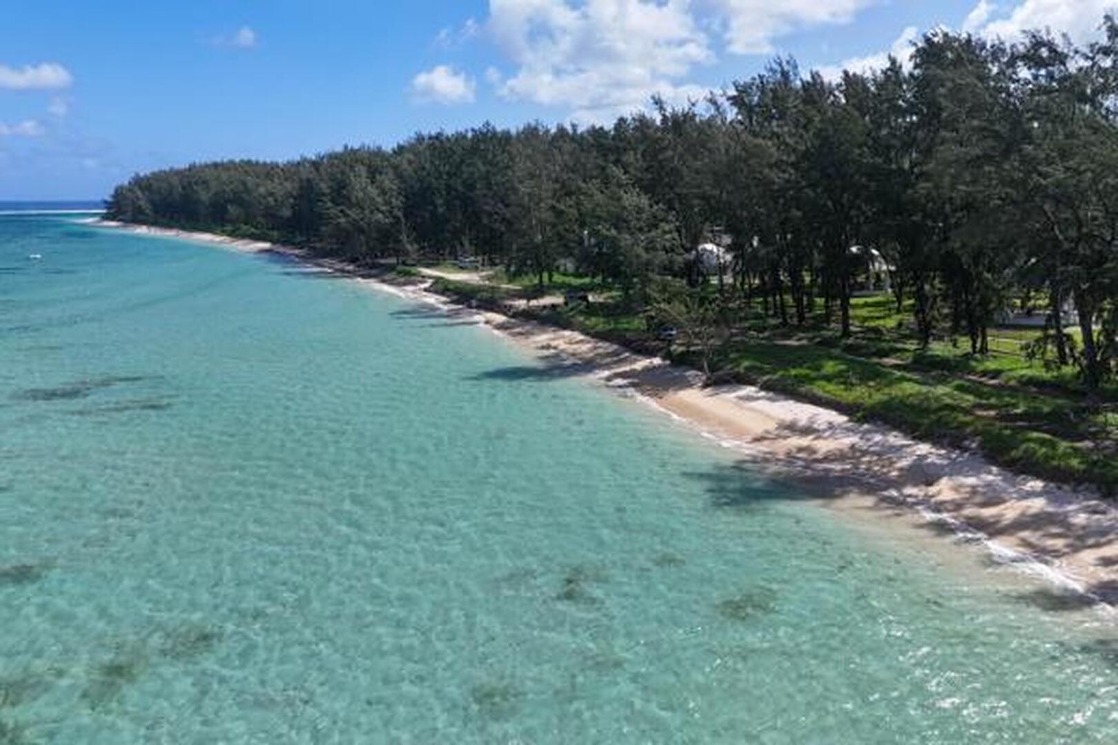 Investissez dans un Terrain Front de Mer de 60 Perches à Riambel – Propriété en Bord de Plage de Sable Blanc à Vendre