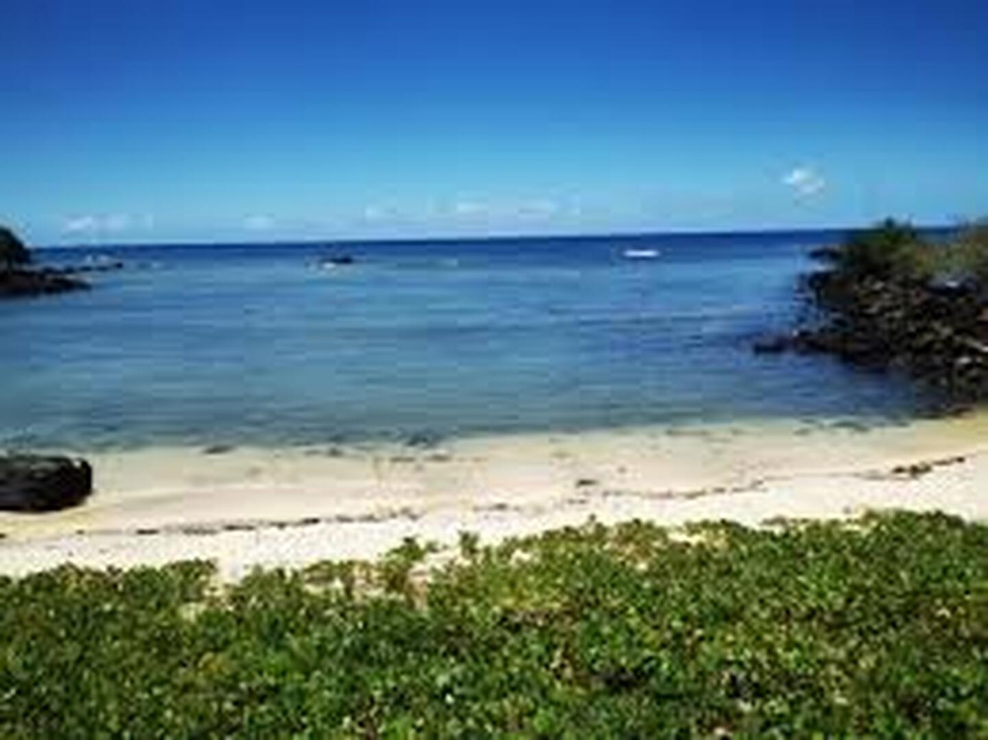 Terrain pieds dans l'eau à Pointe aux Biches, Trou aux Biches, 1.245m², front de mer, jardin, accès mer, proche écoles, bus, golf, magasins..