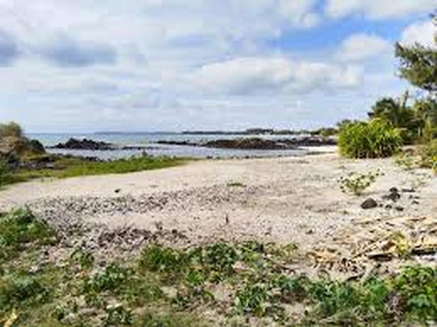 Terrain pieds dans l'eau à Pointe aux Biches, Trou aux Biches, 1.245m², front de mer, jardin, accès mer, proche écoles, bus, golf, magasins..