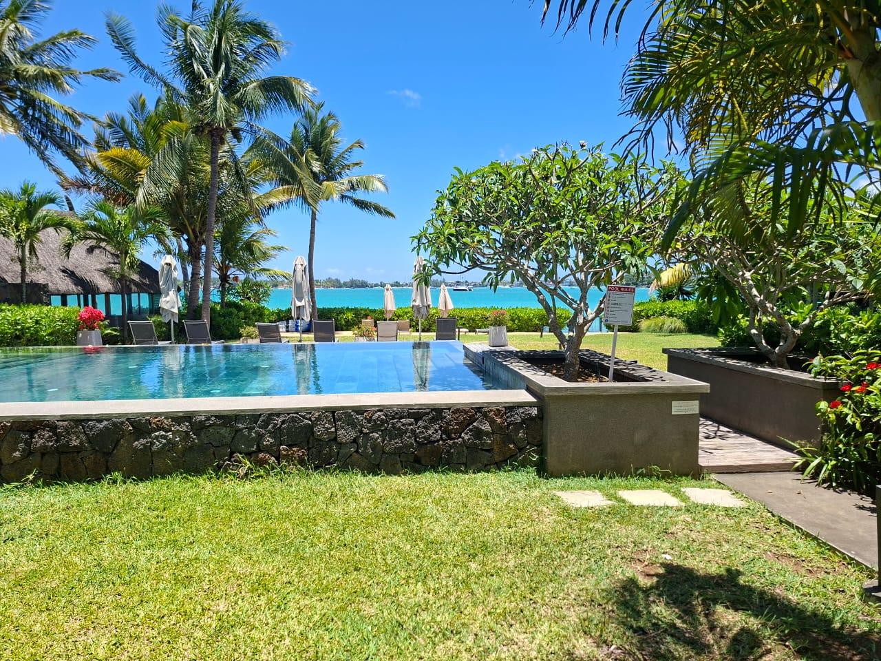 Appartement pieds dans l'eau à Pointe aux Canonniers, 154m², 3 chambres, vue mer, piscine commune