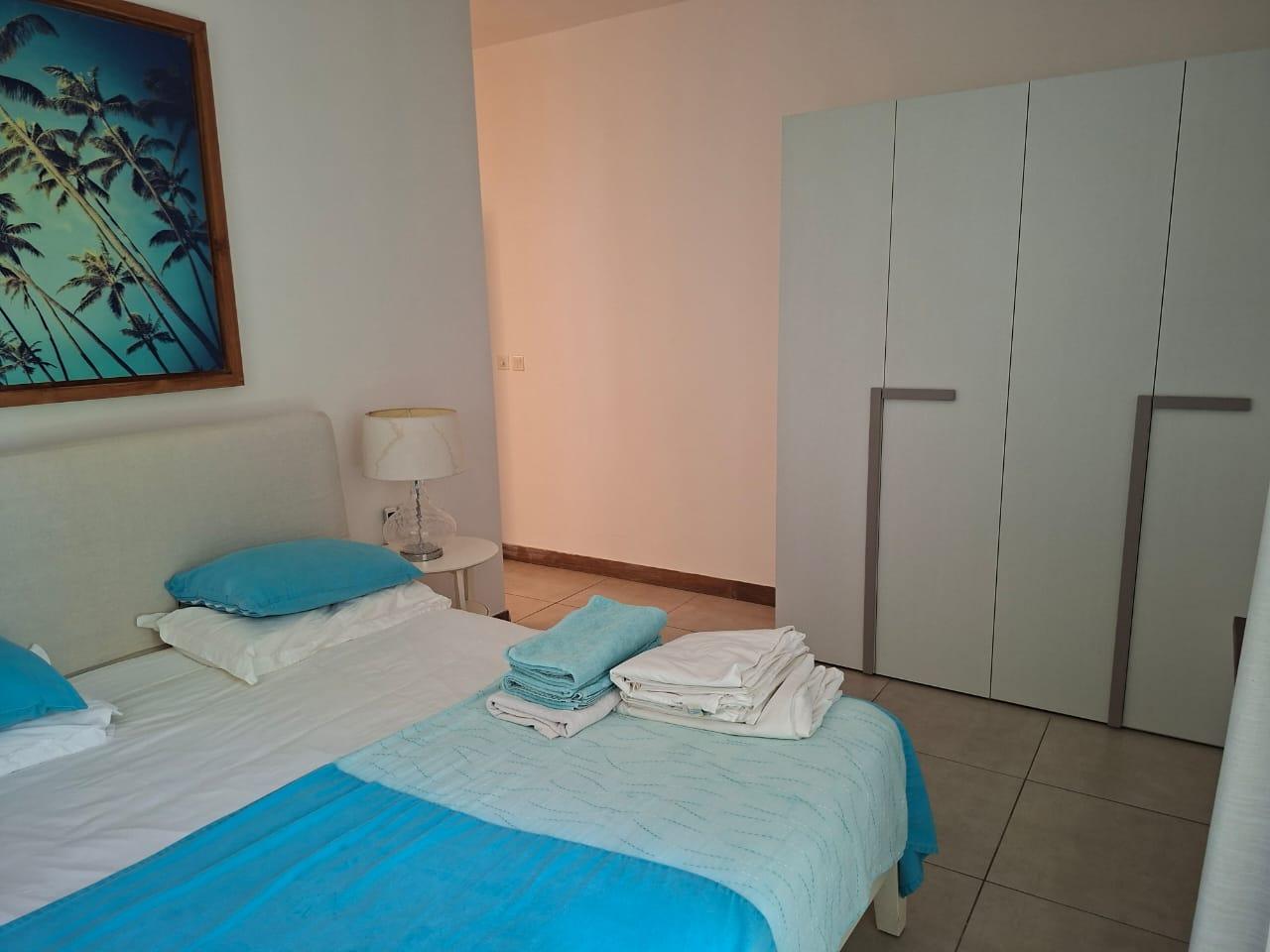 Appartement pieds dans l'eau à Pointe aux Canonniers, 154m², 3 chambres, vue mer, piscine commune