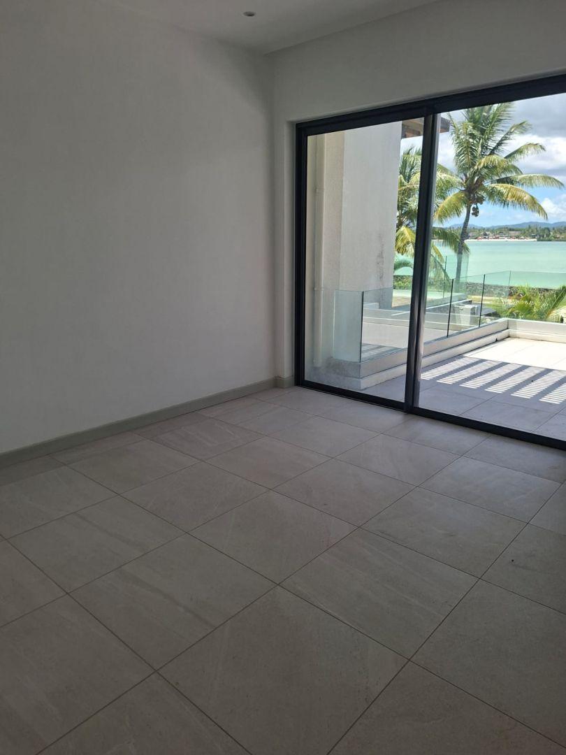 Villa de Luxe en Front de mer avec Piscine et Accès Direct à la Mer avec bain