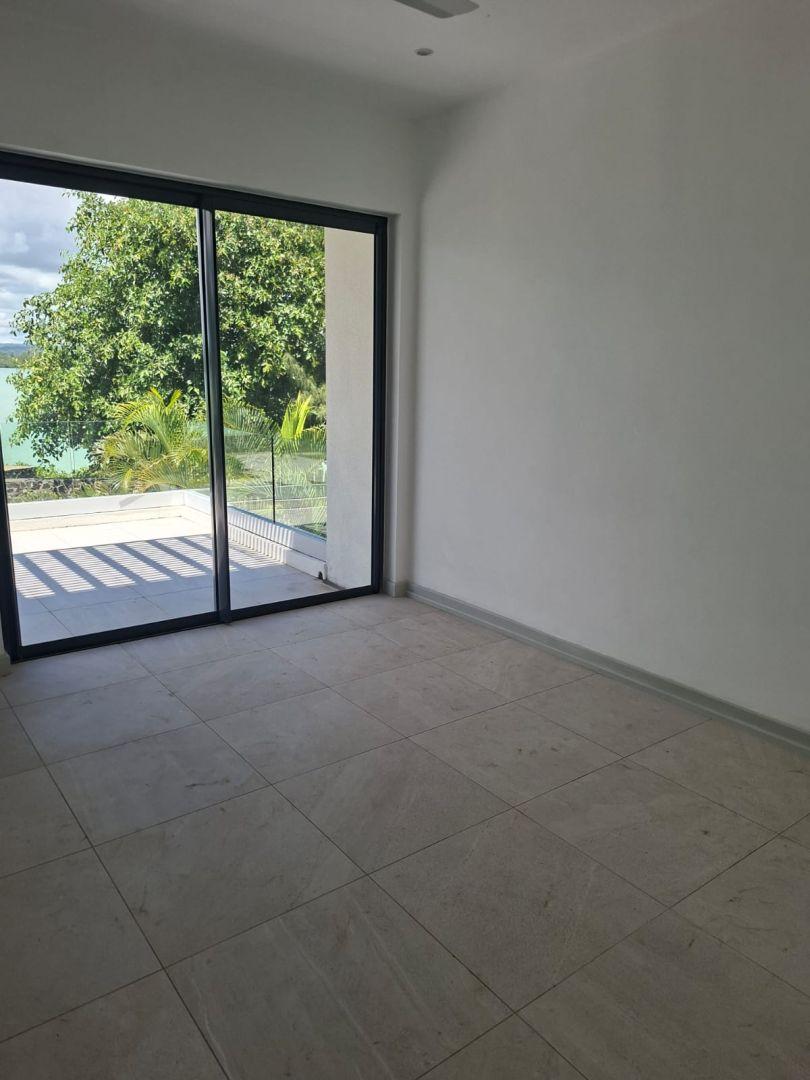 Villa de Luxe en Front de mer avec Piscine et Accès Direct à la Mer avec bain