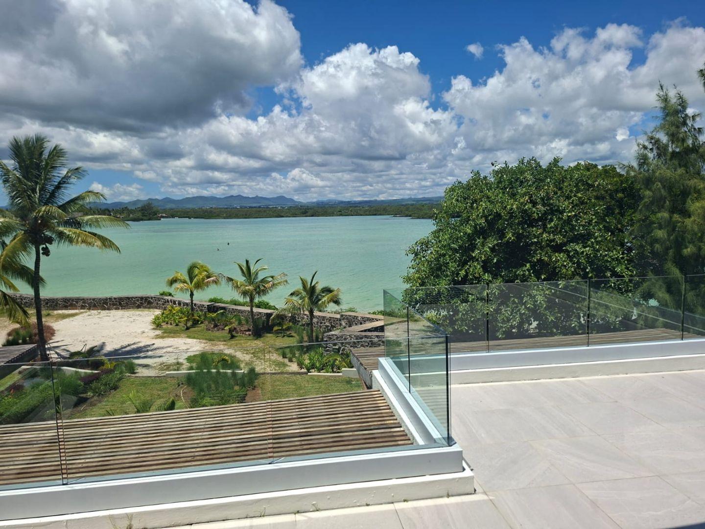 Villa de Luxe en Front de mer avec Piscine et Accès Direct à la Mer avec bain