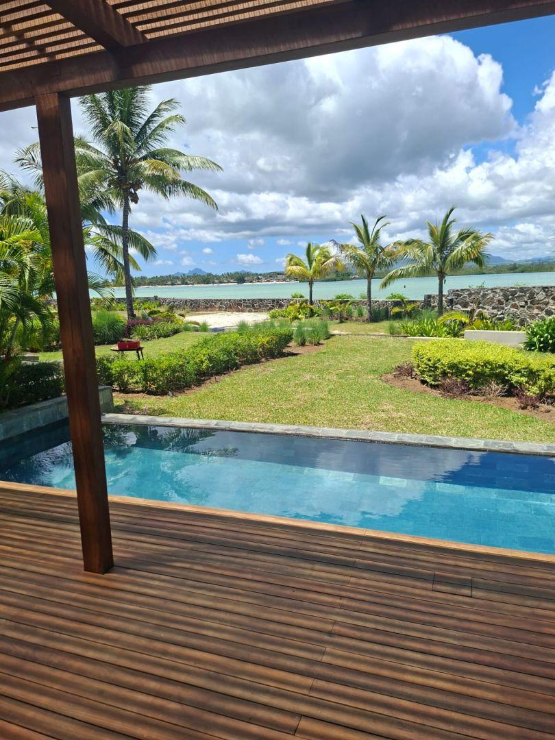 Villa de Luxe en Front de mer avec Piscine et Accès Direct à la Mer avec bain