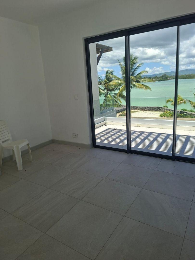 Villa de Luxe en Front de mer avec Piscine et Accès Direct à la Mer avec bain