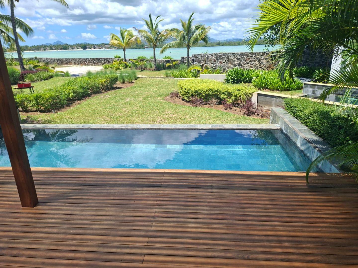 Villa de Luxe en Front de mer avec Piscine et Accès Direct à la Mer avec bain