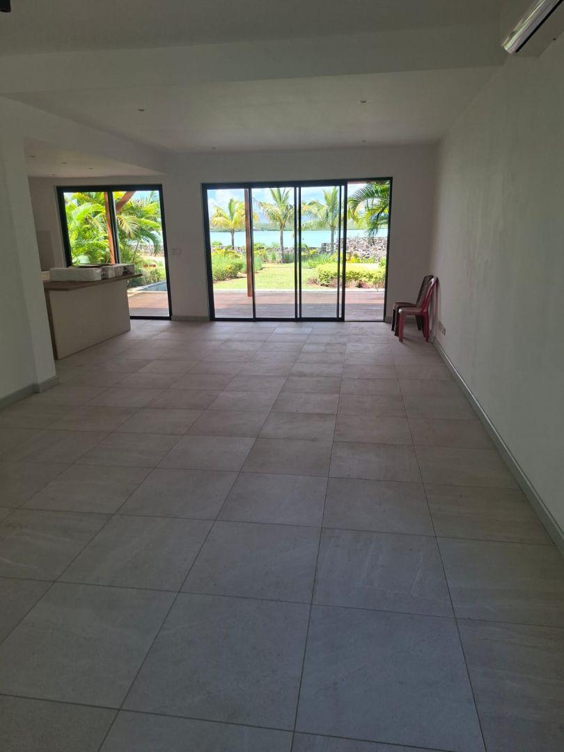 Villa de Luxe en Front de mer avec Piscine et Accès Direct à la Mer avec bain