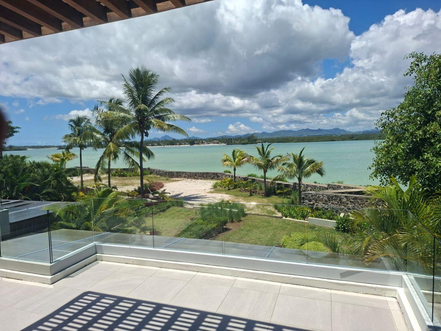 Villa de Luxe en Front de mer avec Piscine et Accès Direct à la Mer avec bain