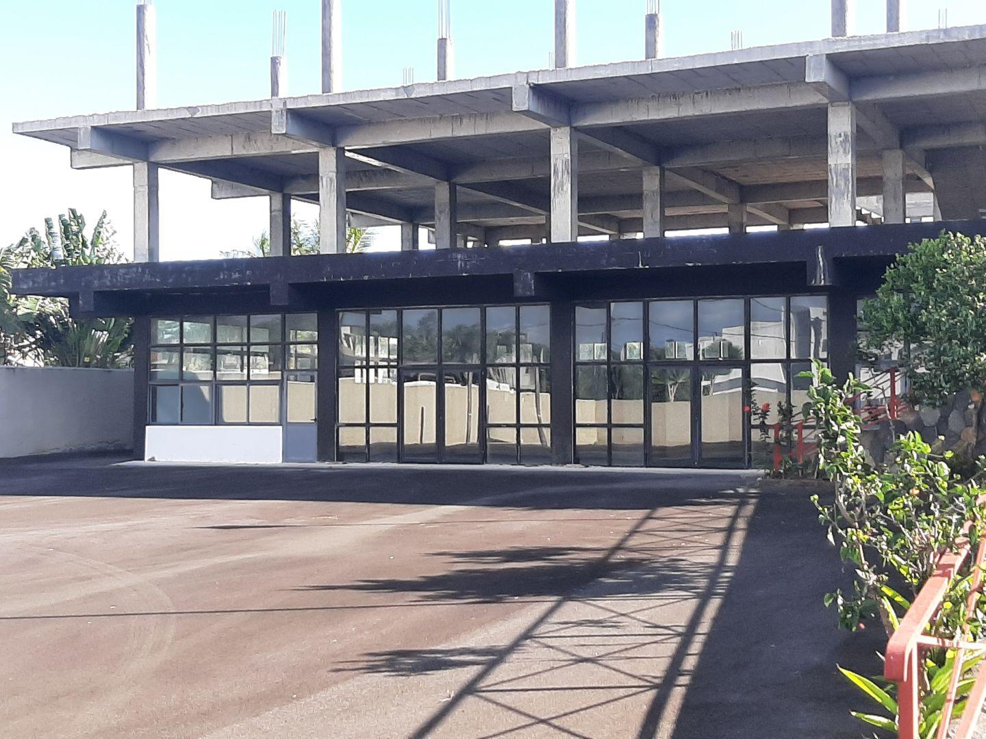 Immeuble Commercial d’Exception à Vendre à Pereybère – Forte Visibilité et Potentiel de Développement