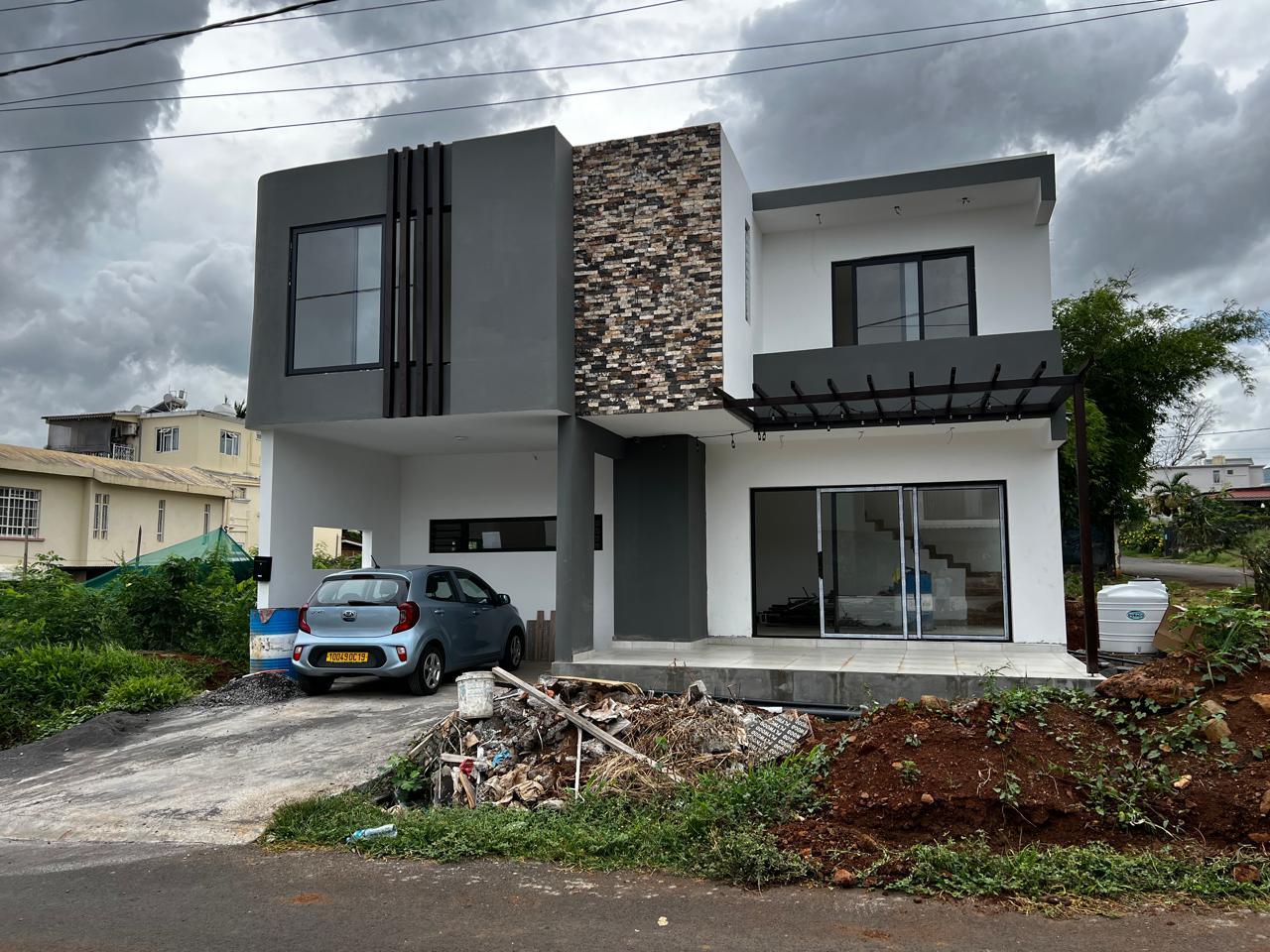 Maison à vendre à Albion, 210m², terrain 400m², 4 chambres, piscine privée, proche écoles et commerces