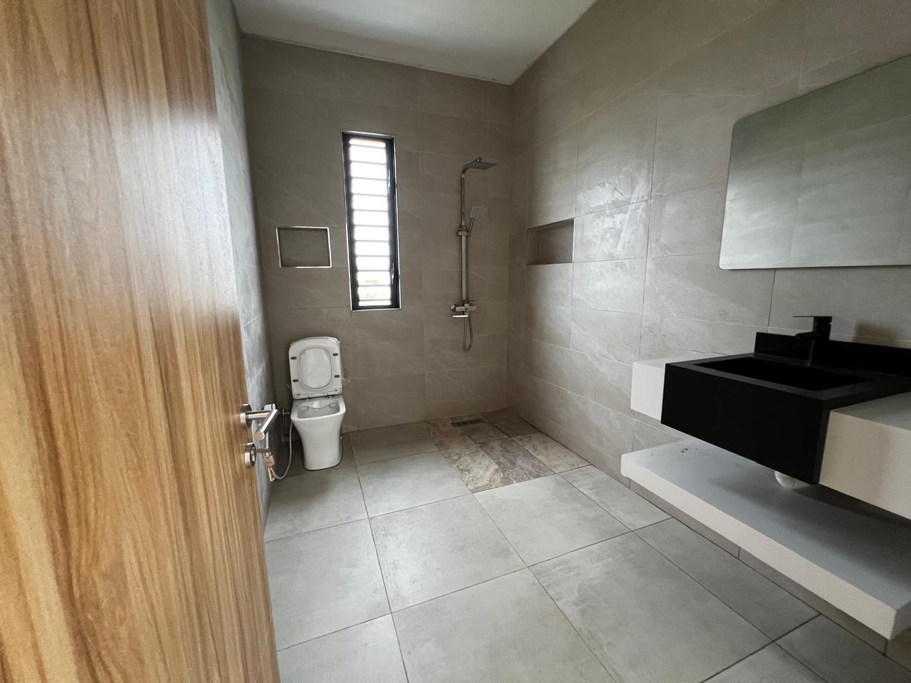Maison à vendre à Albion, 210m², terrain 400m², 4 chambres, piscine privée, proche écoles et commerces