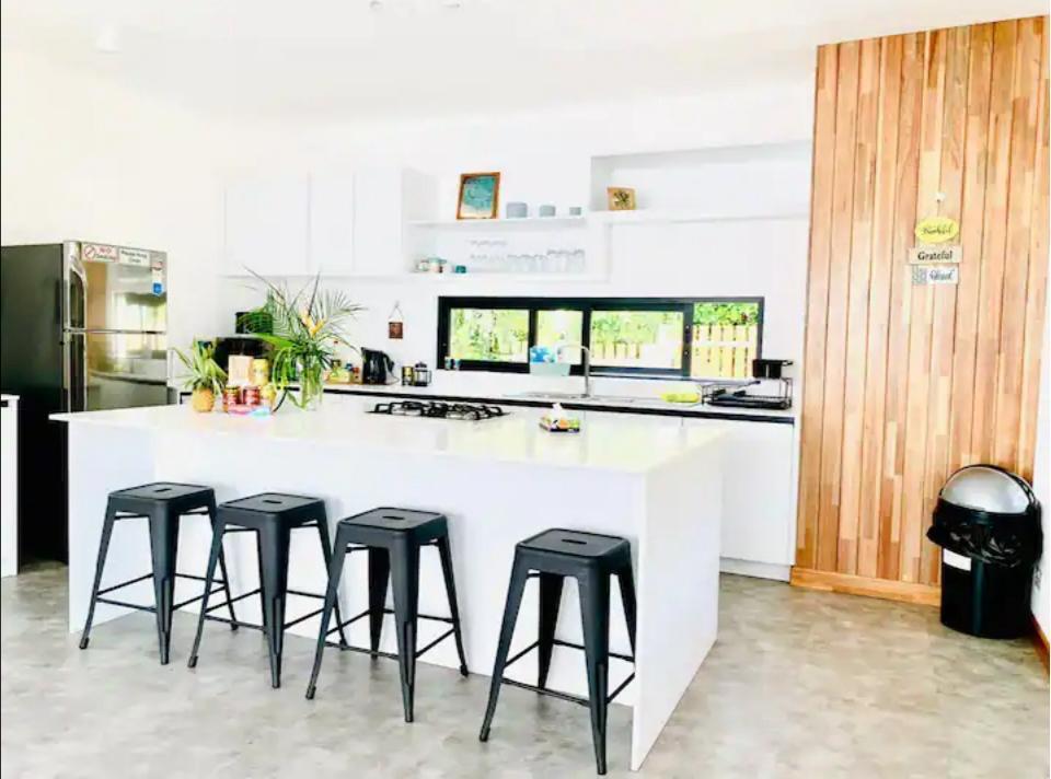 Maison à vendre à Albion, 210m², terrain 400m², 4 chambres, piscine privée, proche écoles et commerces