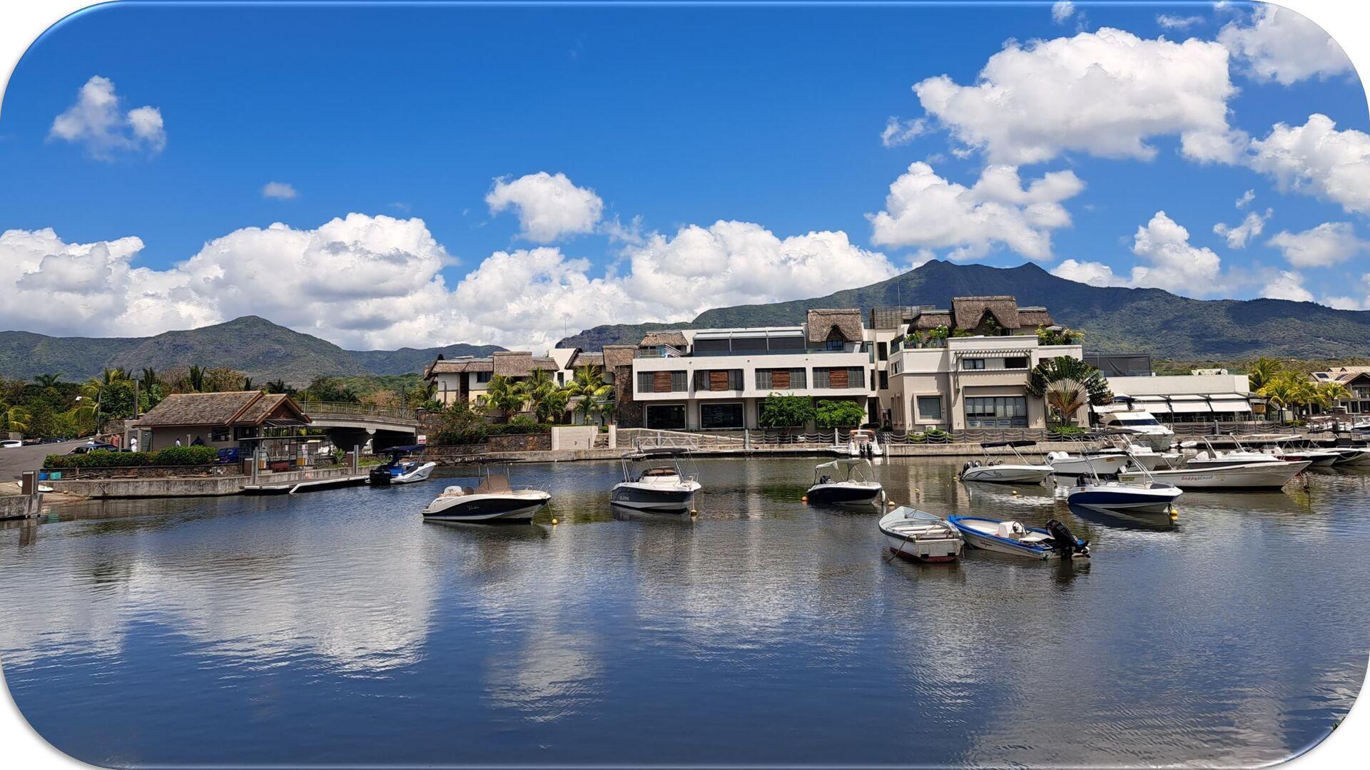 Marina View – Appartement de luxe de 3 chambres avec accès et vue imprenables sur la rivière, accès à la piscine et équipements modernes à Rivière Noire, en face de la marina La Balise.