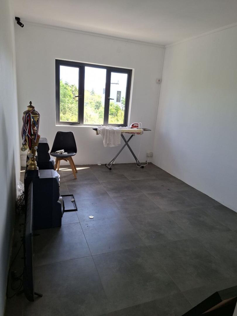 Maison à vendre à Calodyne – Propriété spacieuse de 3 chambres avec fort potentiel