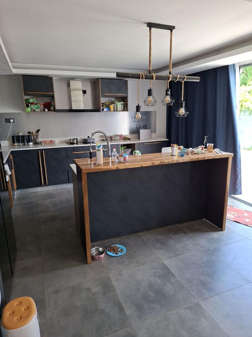 Maison à vendre à Calodyne – Propriété spacieuse de 3 chambres avec fort potentiel