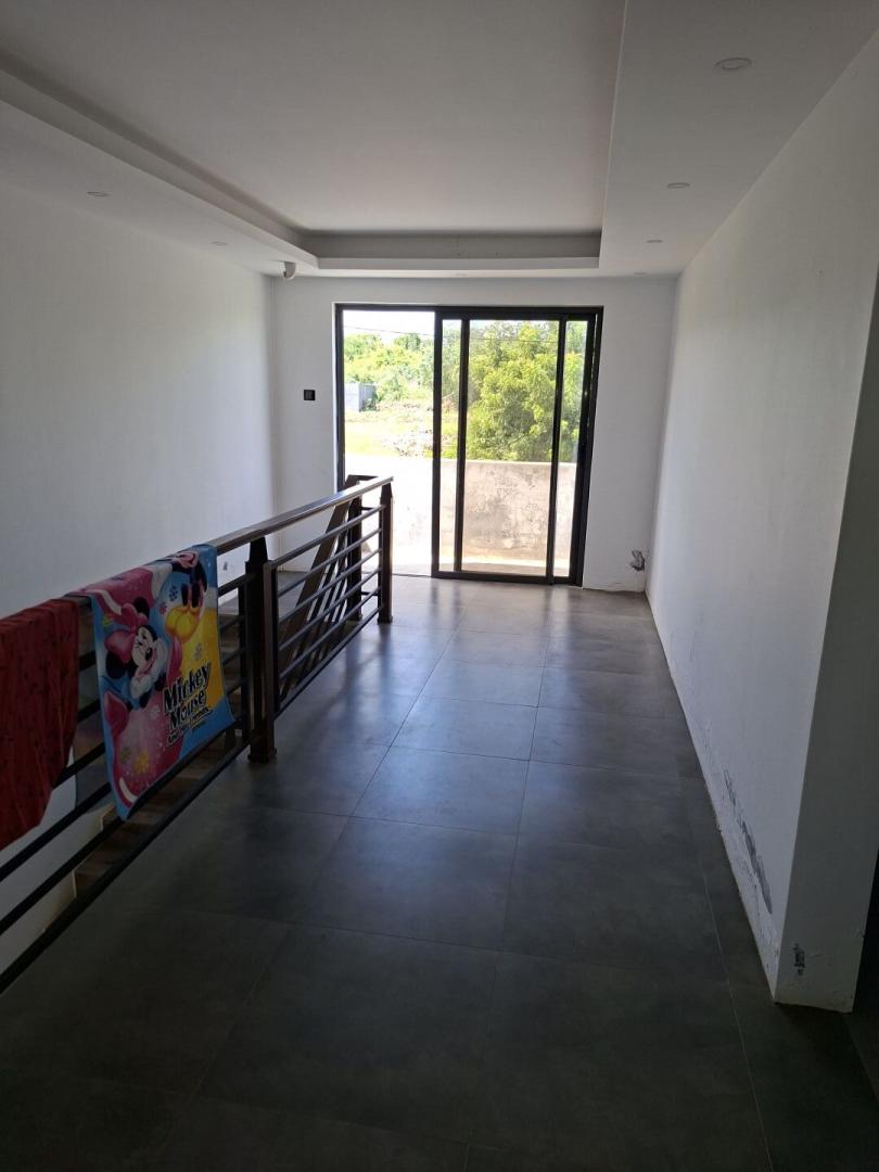 Maison à vendre à Calodyne – Propriété spacieuse de 3 chambres avec fort potentiel
