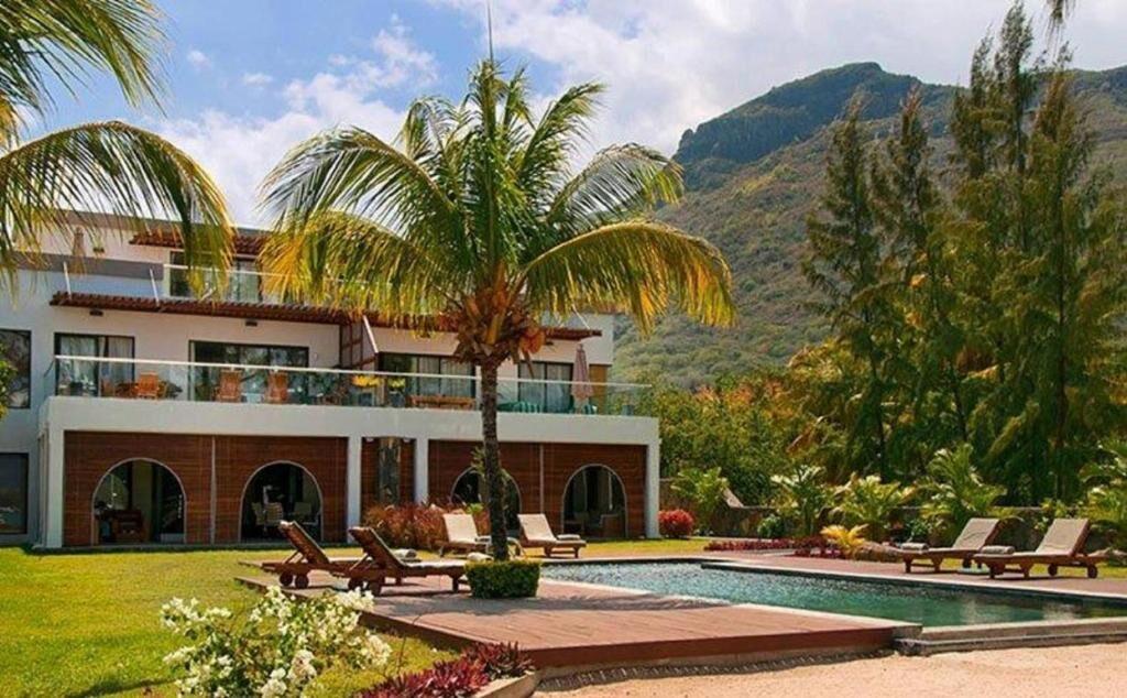 Appartement Pieds dans l’Eau à Vendre – Luxe et Élégance à Rivière Noire, Maurice