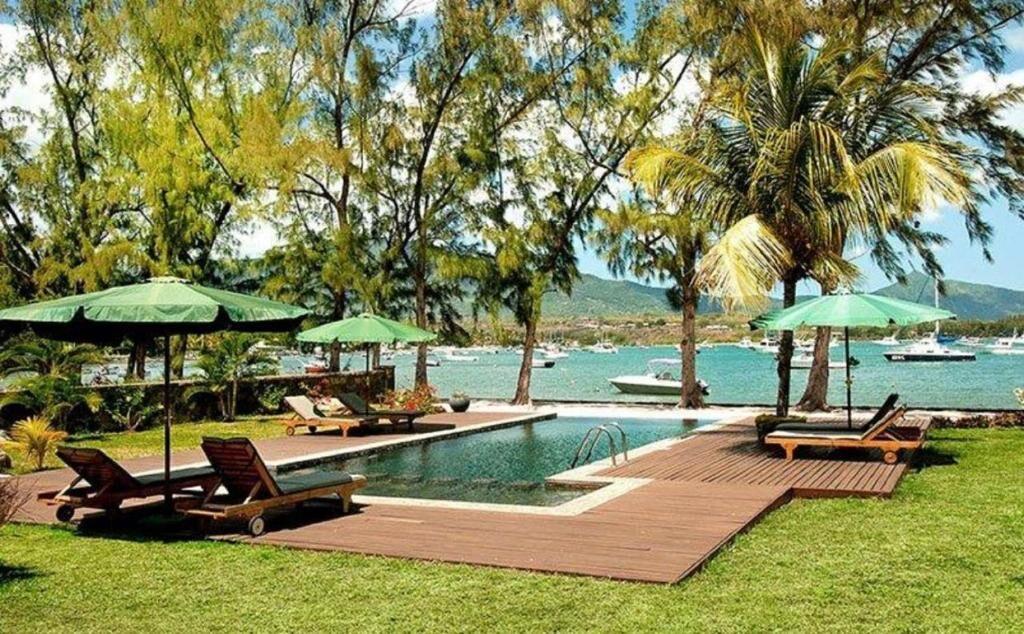 Appartement Pieds dans l’Eau à Vendre – Luxe et Élégance à Rivière Noire, Maurice