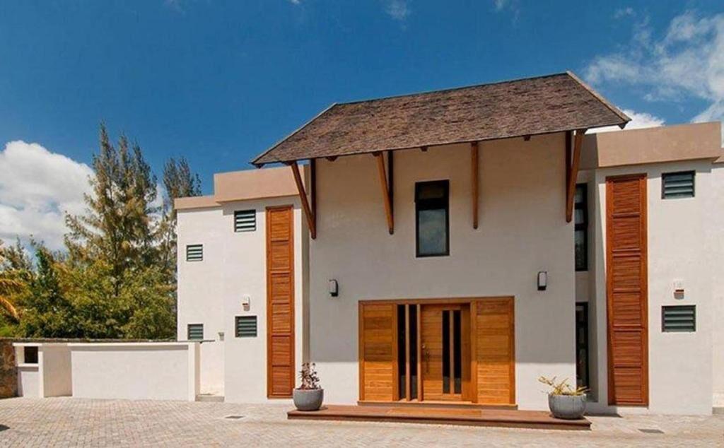 Appartement Pieds dans l’Eau à Vendre – Luxe et Élégance à Rivière Noire, Maurice