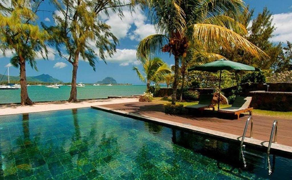 Appartement Pieds dans l’Eau à Vendre – Luxe et Élégance à Rivière Noire, Maurice