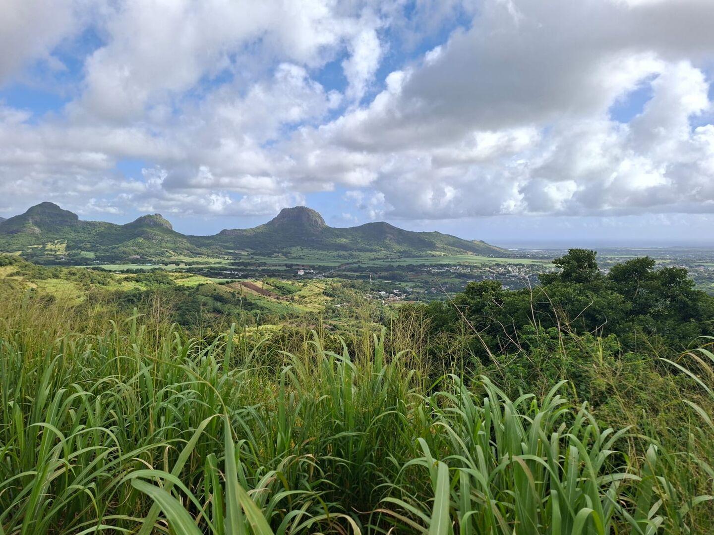 Terrain de 1 Arpent à Vendre à Les Mariannes, Île Maurice – Vue Panoramique sur la Mer et les Montagnes
