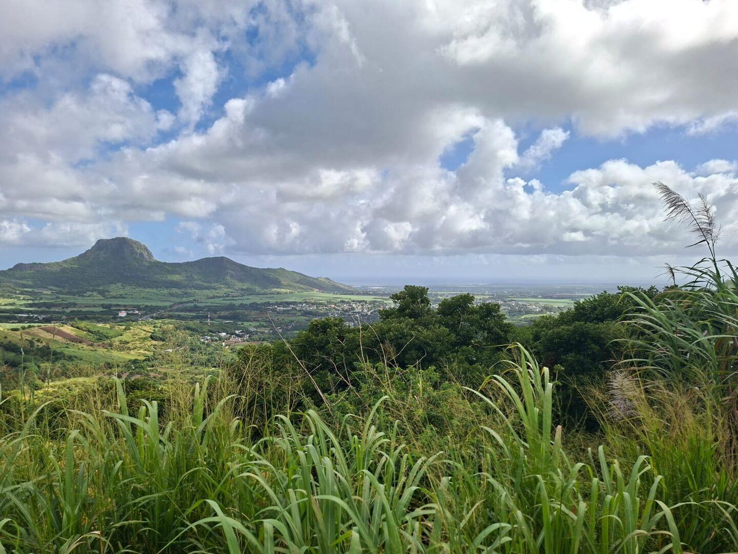 Terrain de 1 Arpent à Vendre à Les Mariannes, Île Maurice – Vue Panoramique sur la Mer et les Montagnes