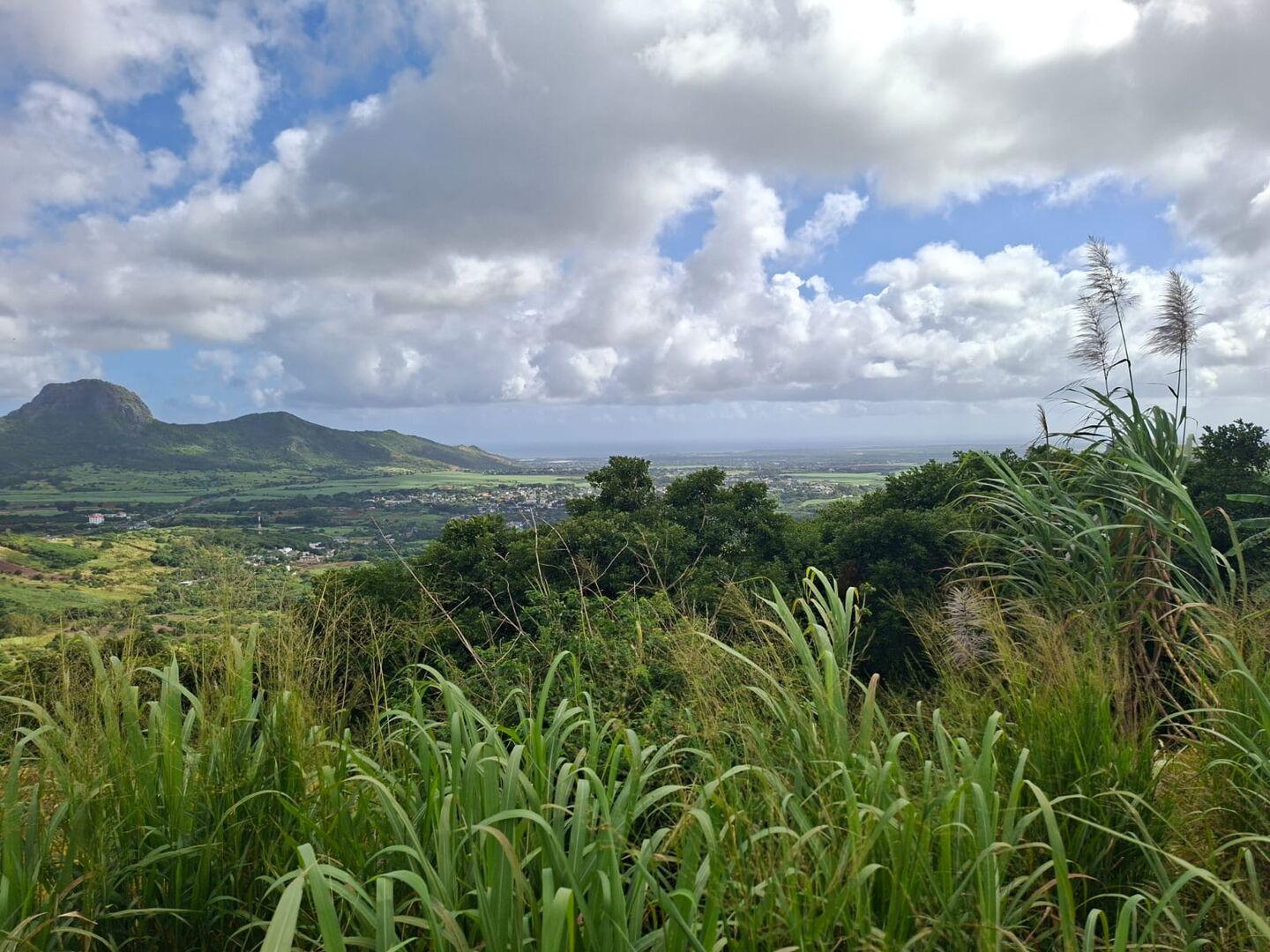 Terrain de 1 Arpent à Vendre à Les Mariannes, Île Maurice – Vue Panoramique sur la Mer et les Montagnes
