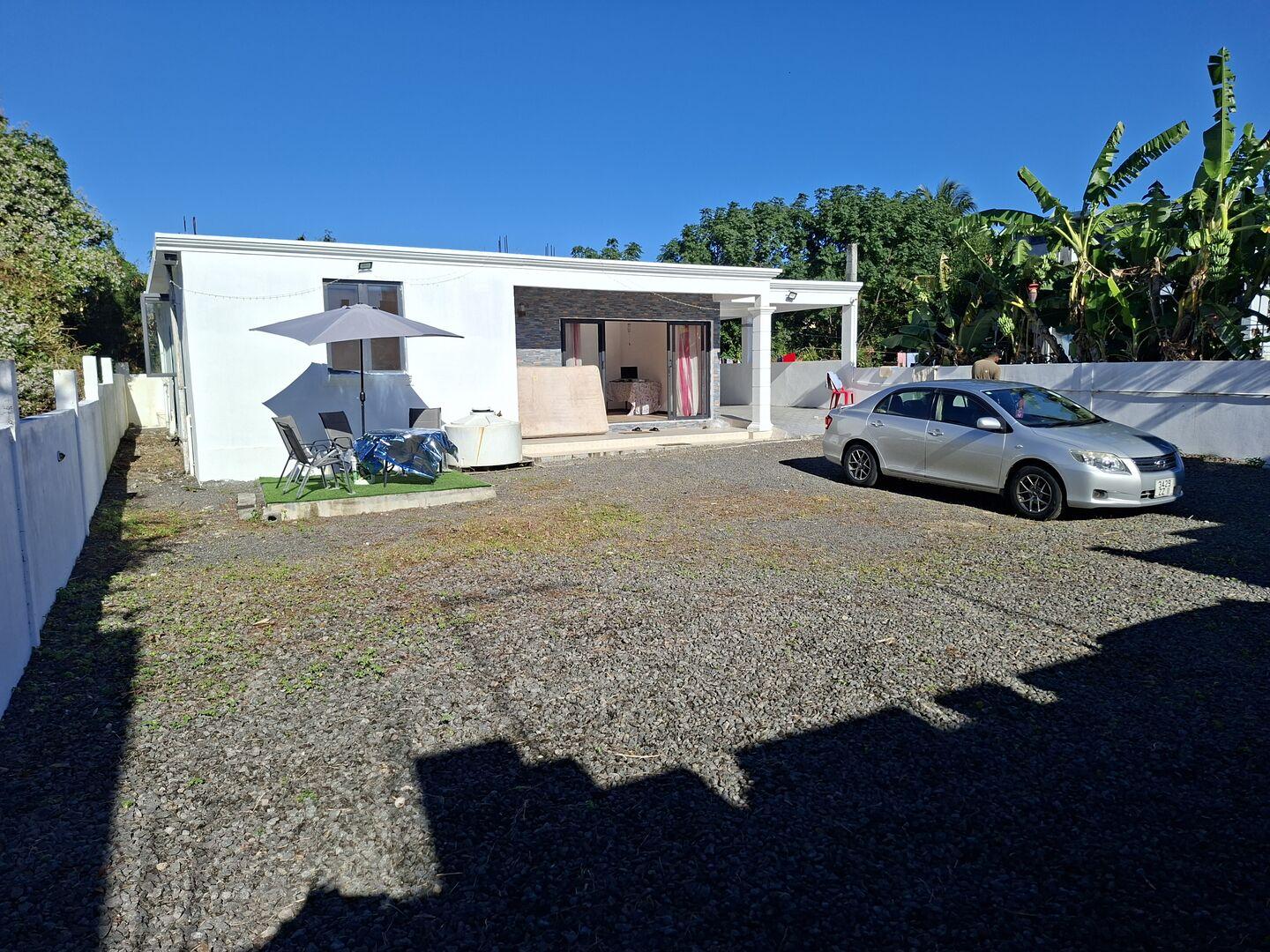 Maison à vendre à L'Espérance Piton – Propriété spacieuse de 2 chambres avec grand espace de stationnement