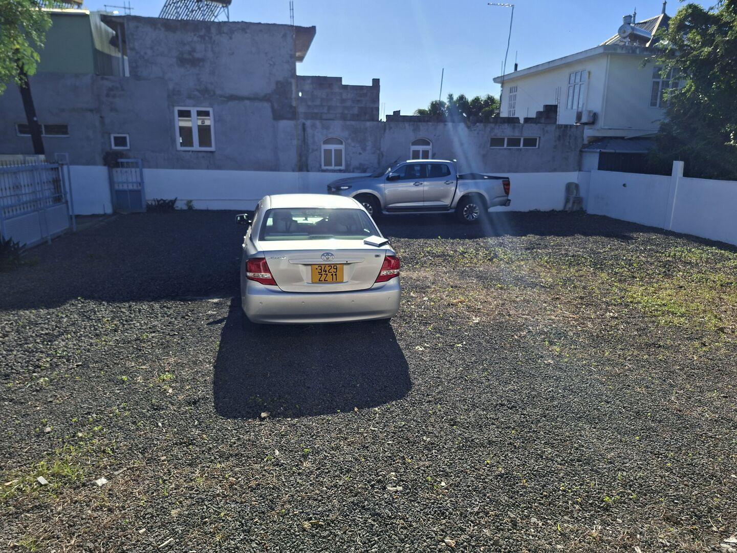 Maison à vendre à L'Espérance Piton – Propriété spacieuse de 2 chambres avec grand espace de stationnement