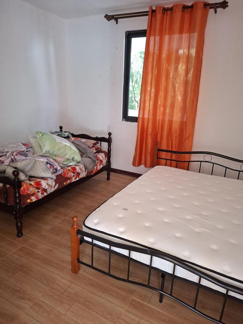 Maison à vendre à L'Espérance Piton – Propriété spacieuse de 2 chambres avec grand espace de stationnement